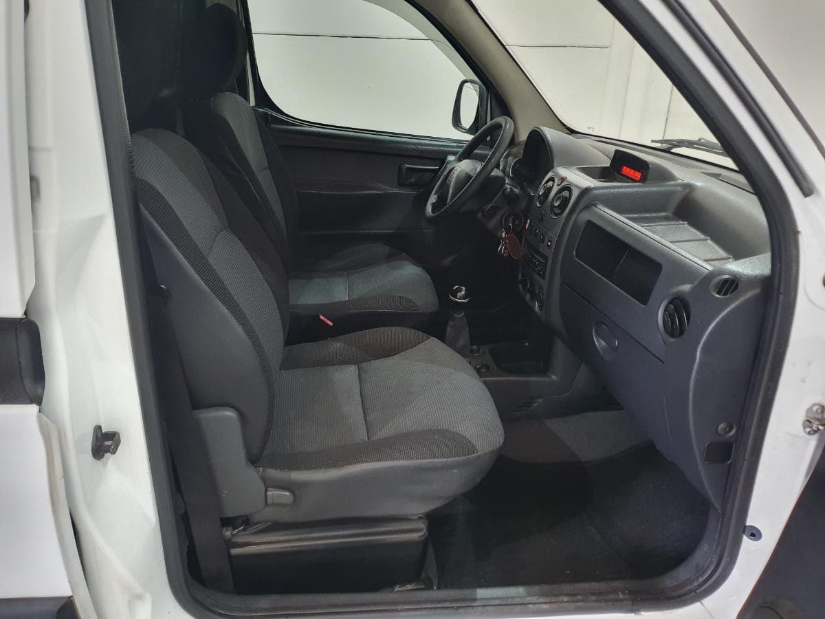 Peugeot Partner 2.0 HDI · Ano 2006 — image 25