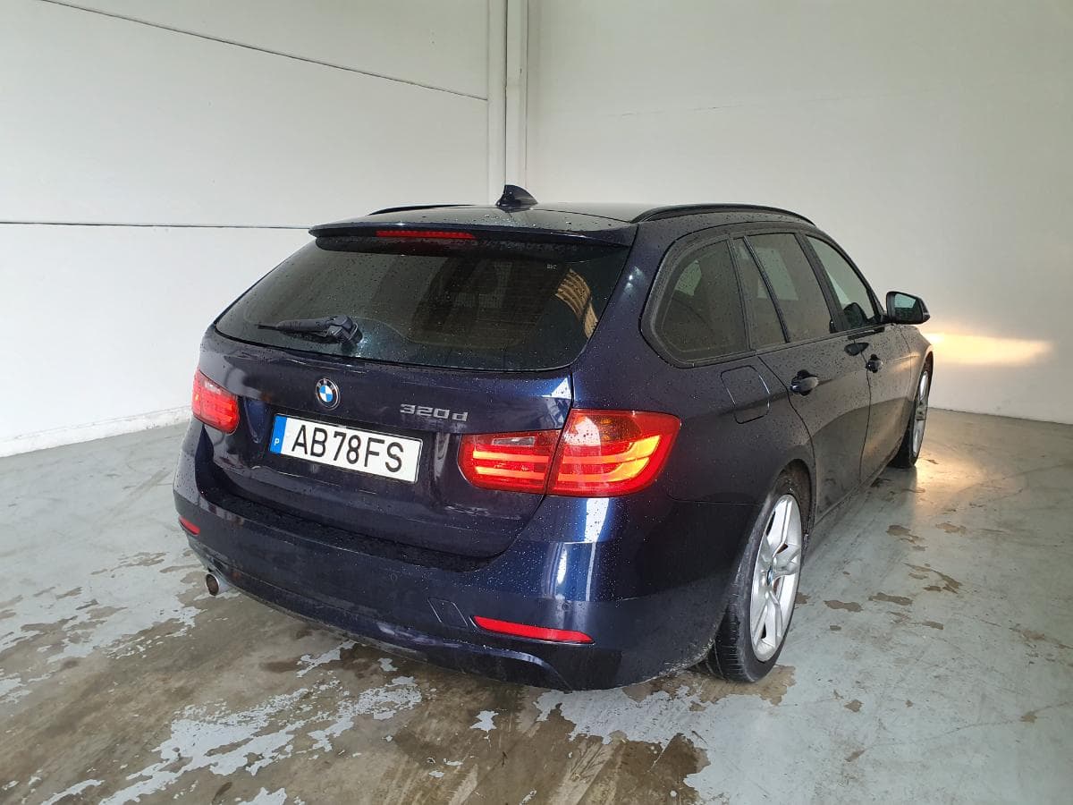 BMW 320D 2.0 Touring · Ano 2015 — imagem 6