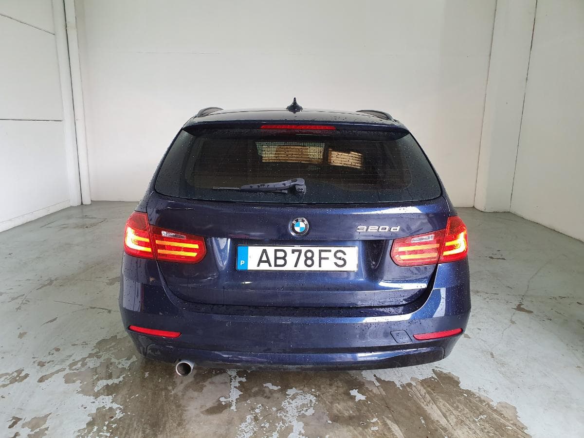 BMW 320D 2.0 Touring · Ano 2015 — imagem 9