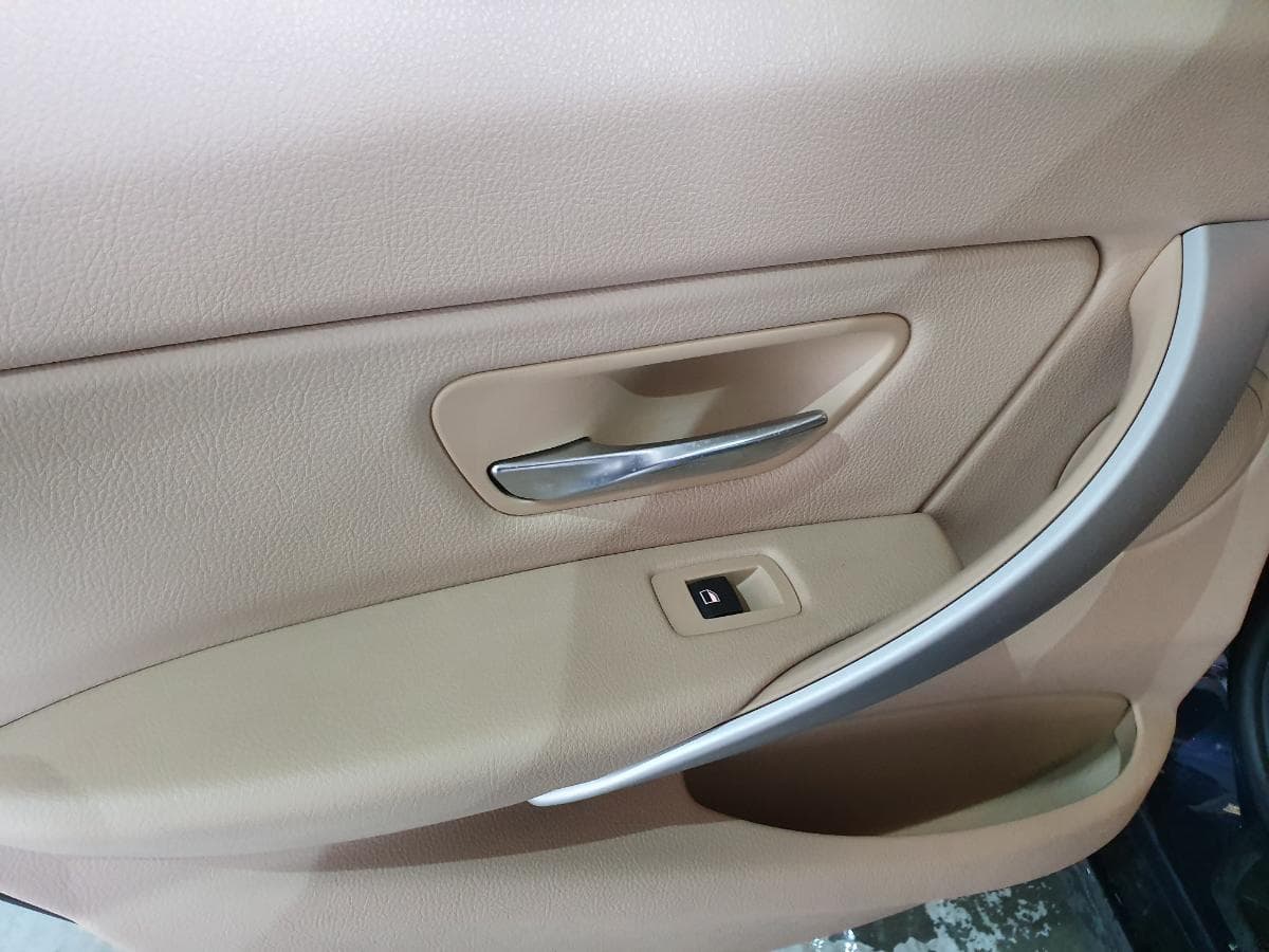 BMW 320D 2.0 Touring · Ano 2015 — imagem 20