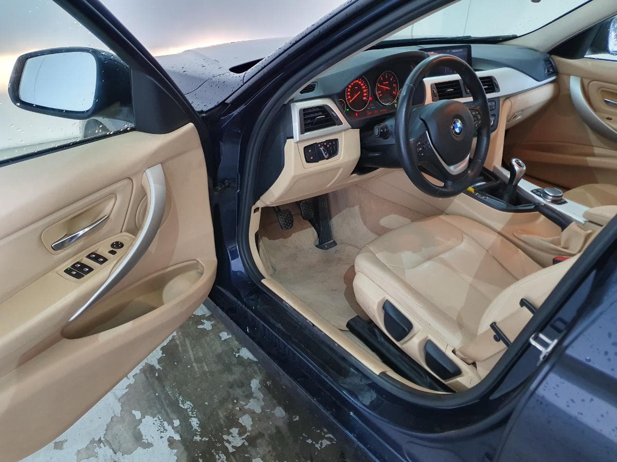 BMW 320D 2.0 Touring · Ano 2015 — imagem 17