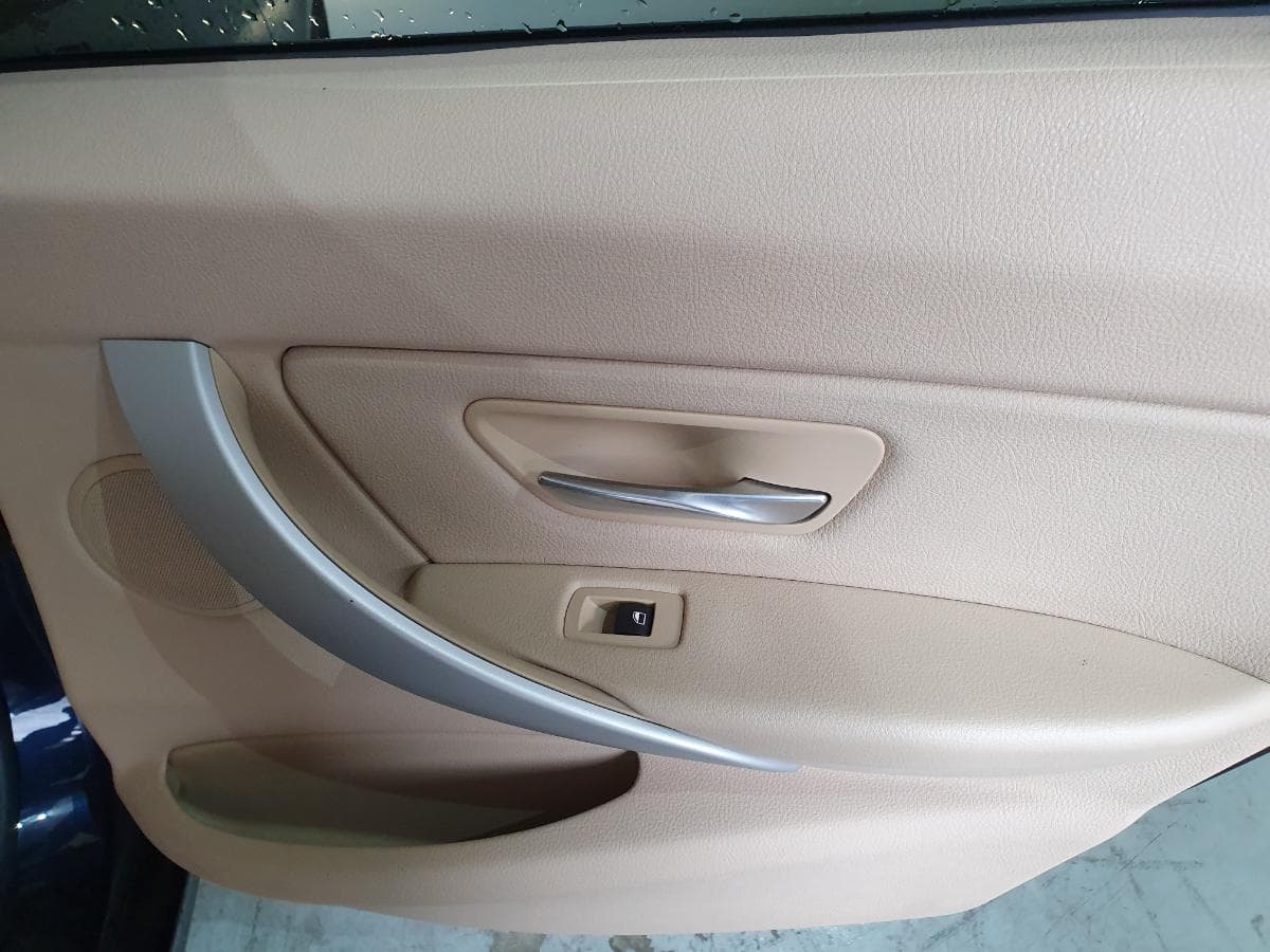 BMW 320D 2.0 Touring · Ano 2015 — imagem 23