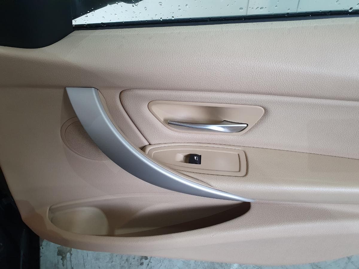 BMW 320D 2.0 Touring · Ano 2015 — imagem 25