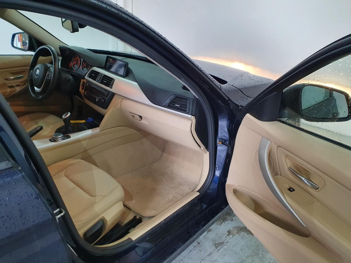 BMW 320D 2.0 Touring · Ano 2015 — imagem 26