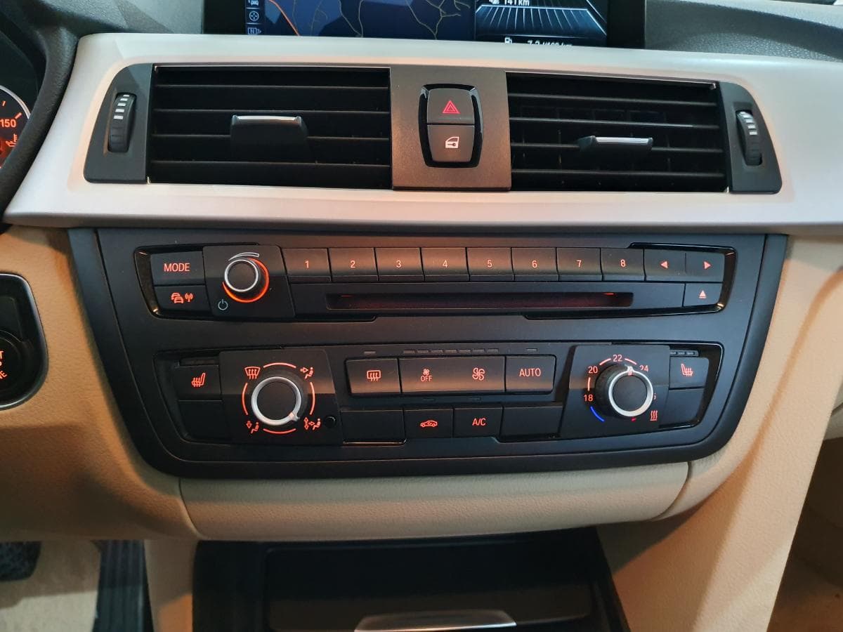 BMW 320D 2.0 Touring · Ano 2015 — imagem 27