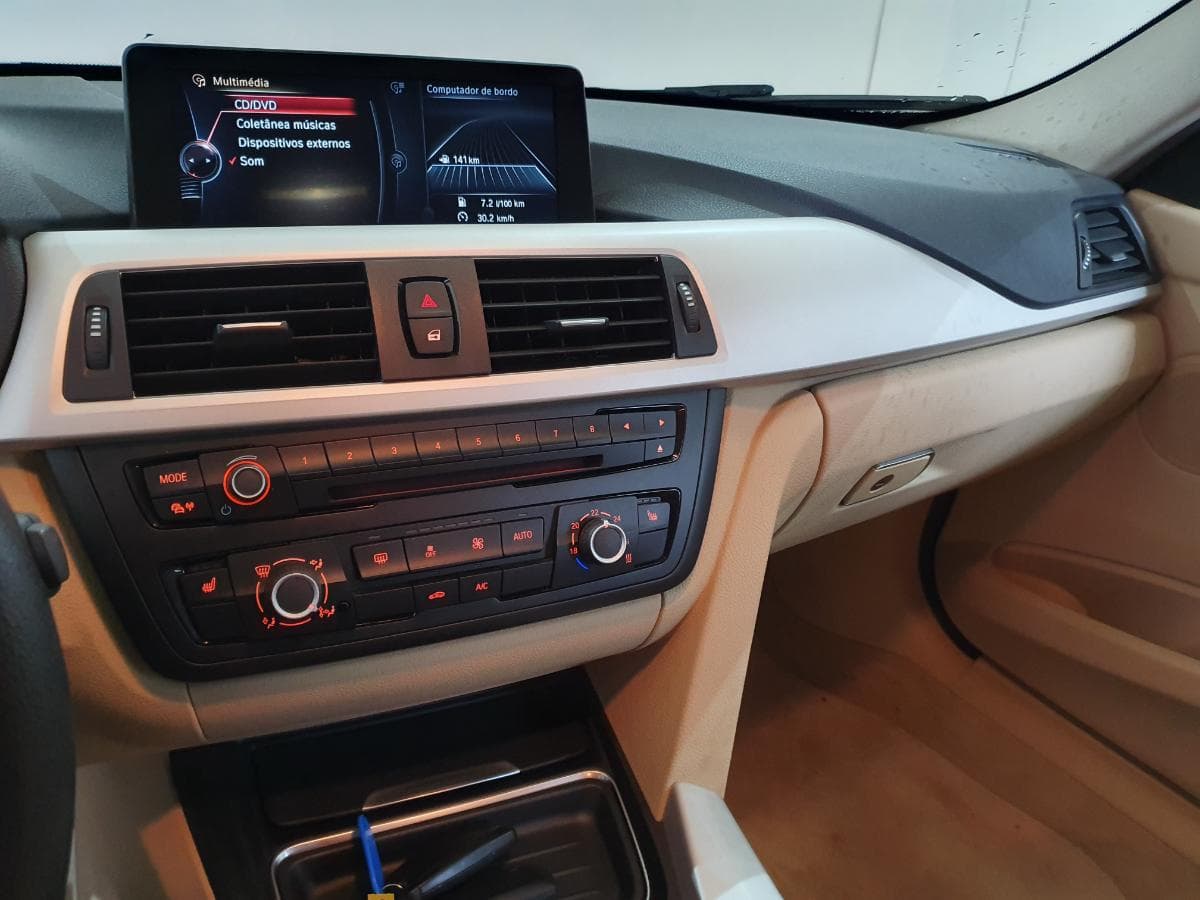 BMW 320D 2.0 Touring · Ano 2015 — imagem 28
