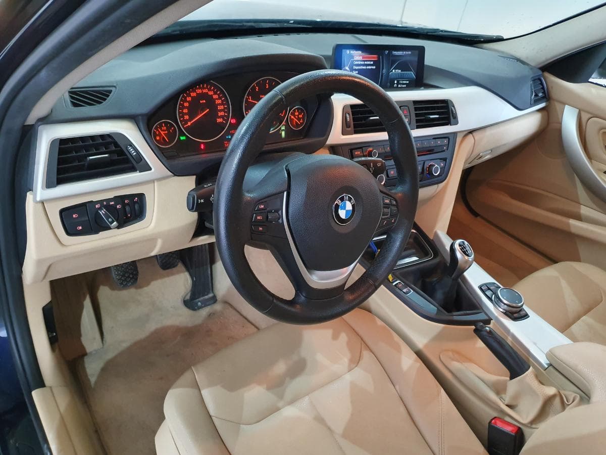 BMW 320D 2.0 Touring · Ano 2015 — imagem 32