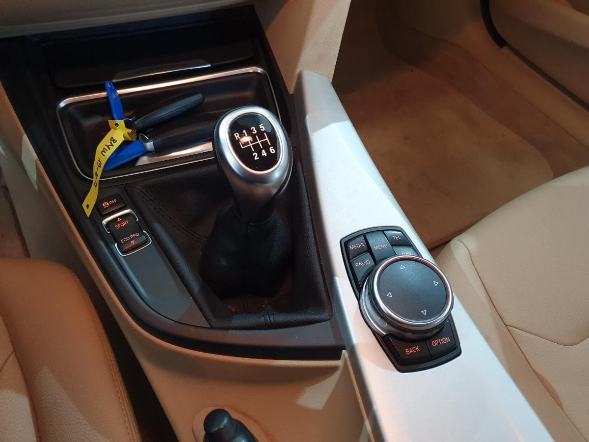BMW 320D 2.0 Touring · Ano 2015 — imagem 33