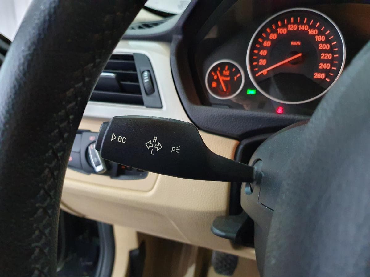 BMW 320D 2.0 Touring · Ano 2015 — imagem 34