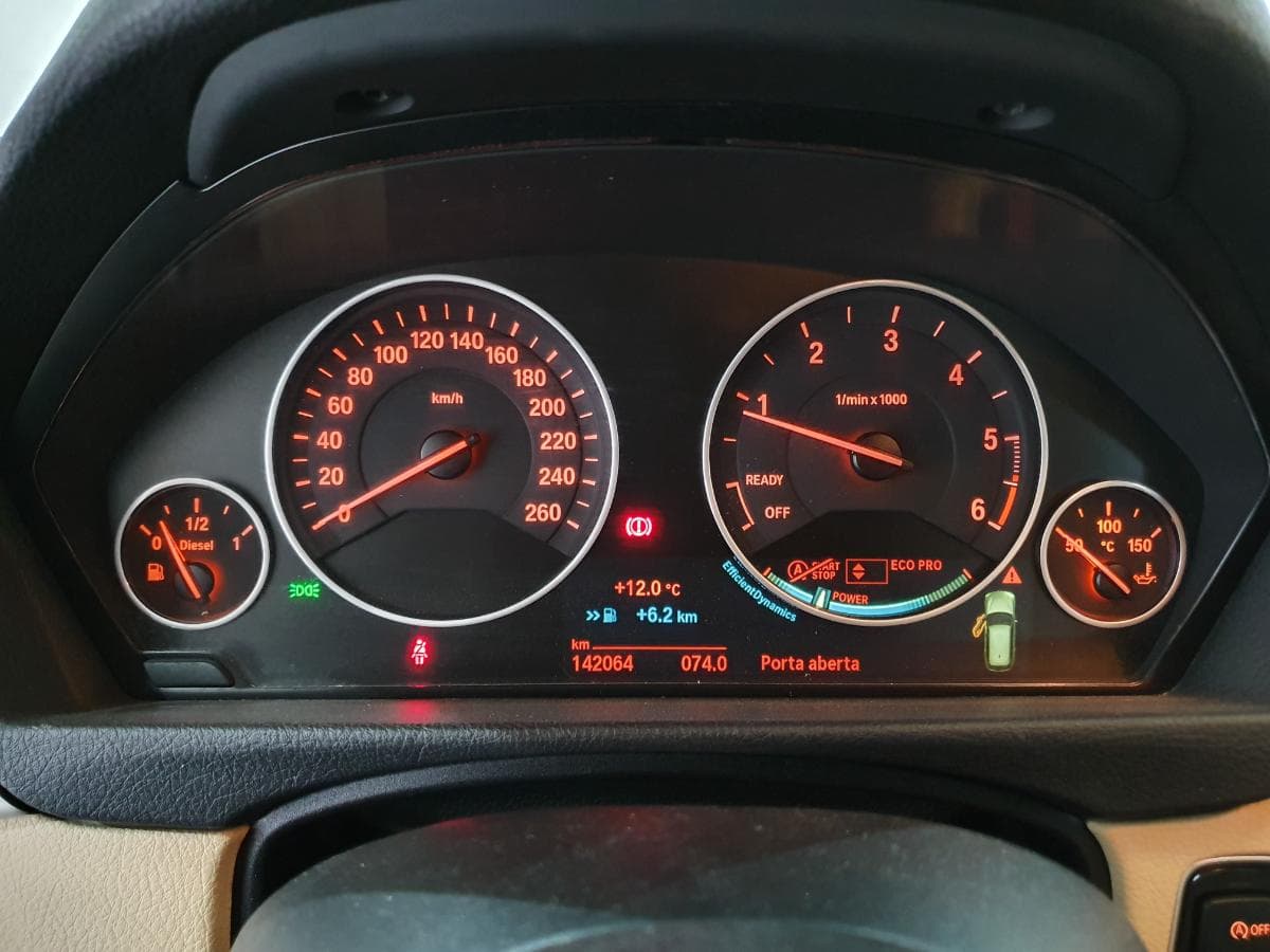 BMW 320D 2.0 Touring · Ano 2015 — imagem 35