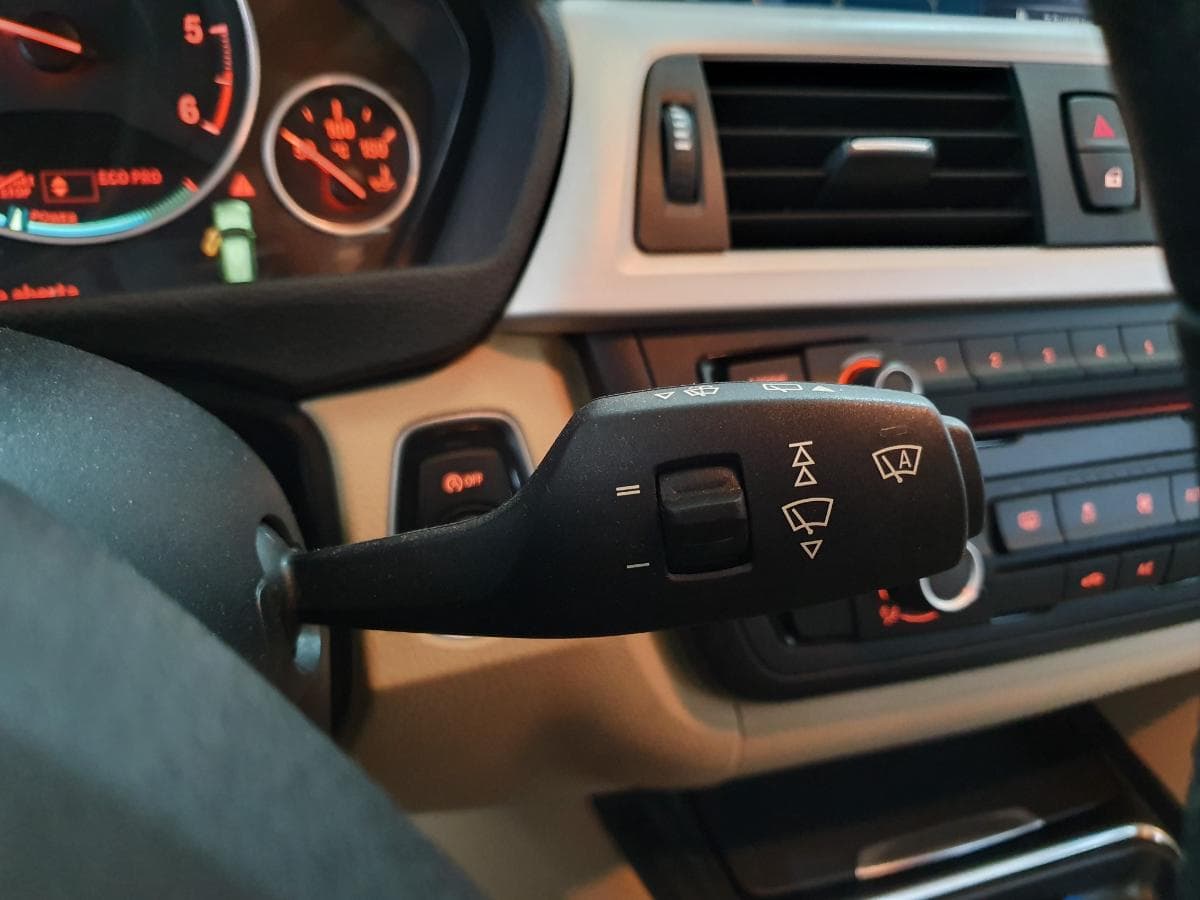 BMW 320D 2.0 Touring · Ano 2015 — imagem 37