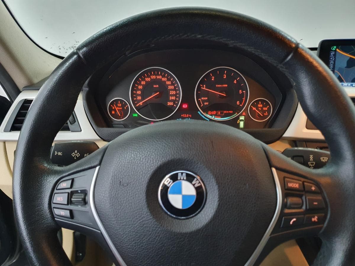 BMW 320D 2.0 Touring · Ano 2015 — imagem 38