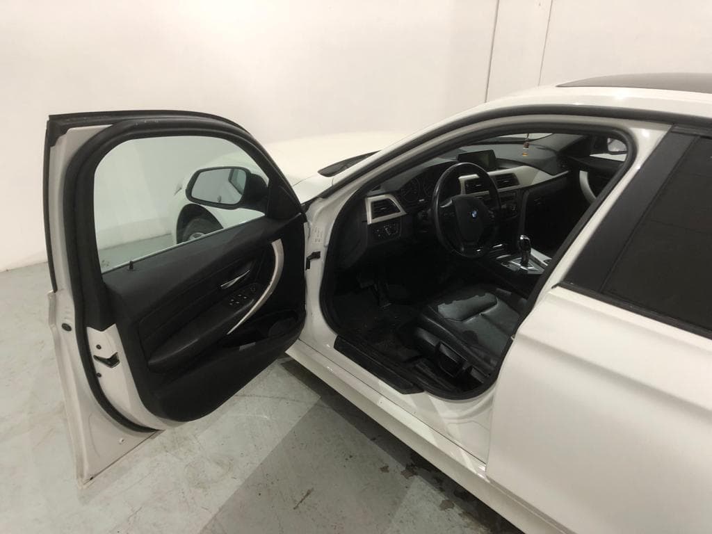 BMW 320 D Touring · Ano 2013 — image 18