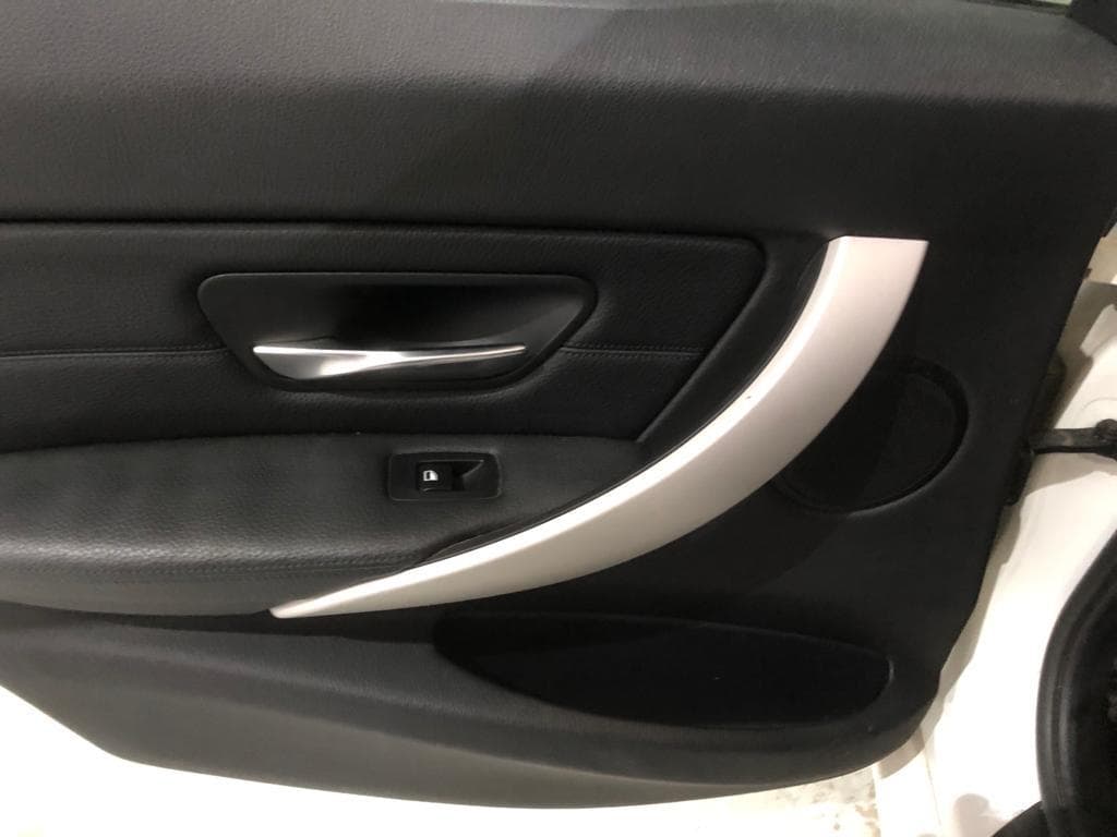 BMW 320 D Touring · Ano 2013 — image 20