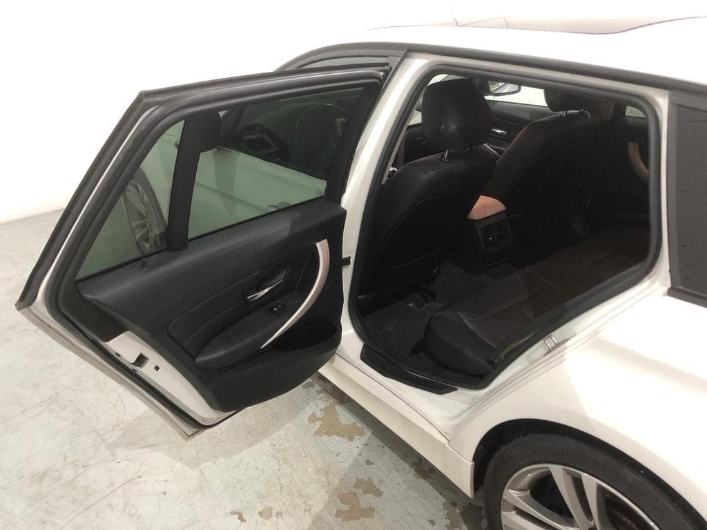 BMW 320 D Touring · Ano 2013 — image 21