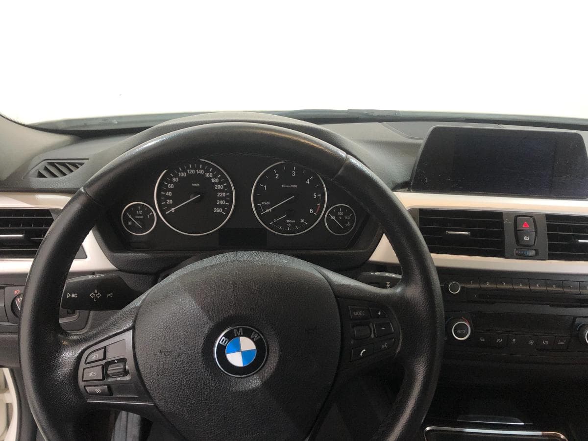 BMW 320 D Touring · Ano 2013 — image 26