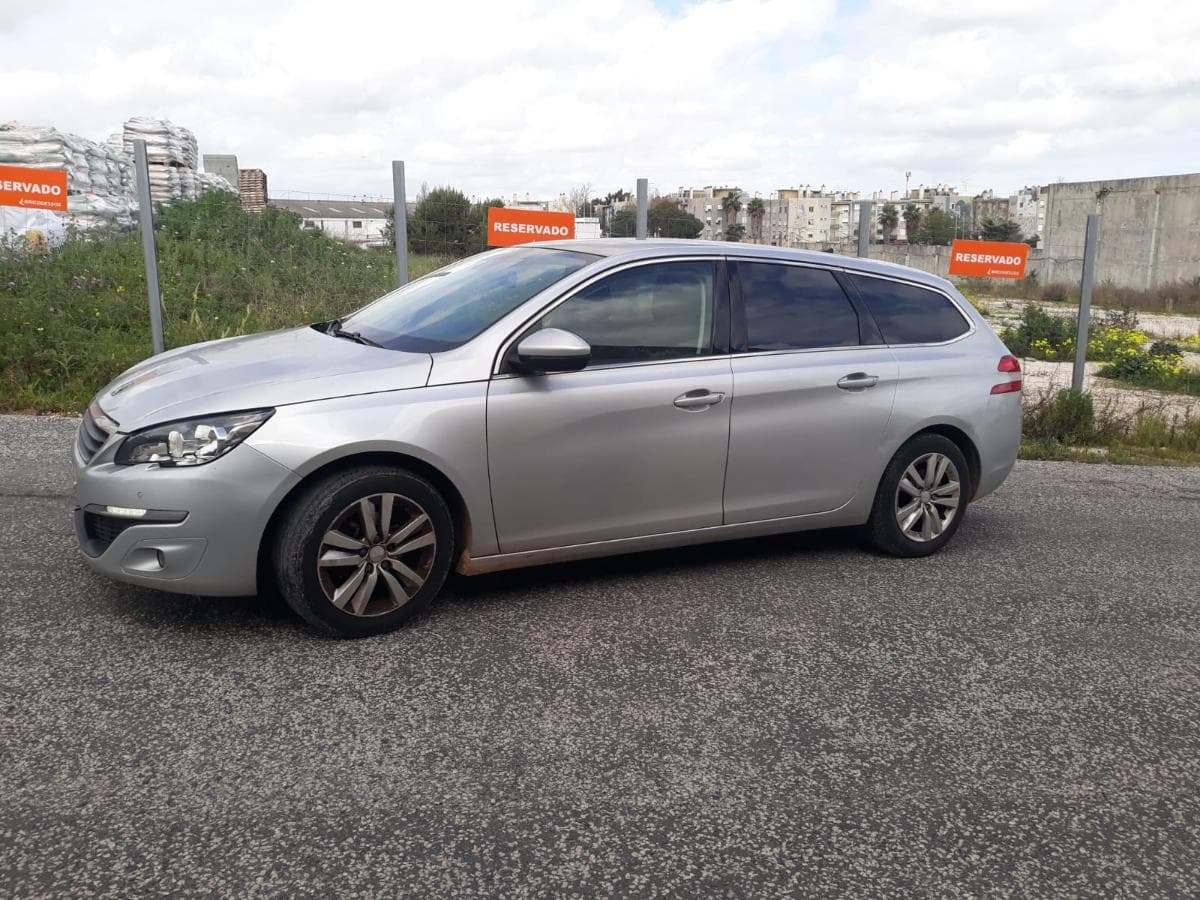 Peugeot 308 SW 1.6 BlueHDI · Ano 2014 — imagen 2