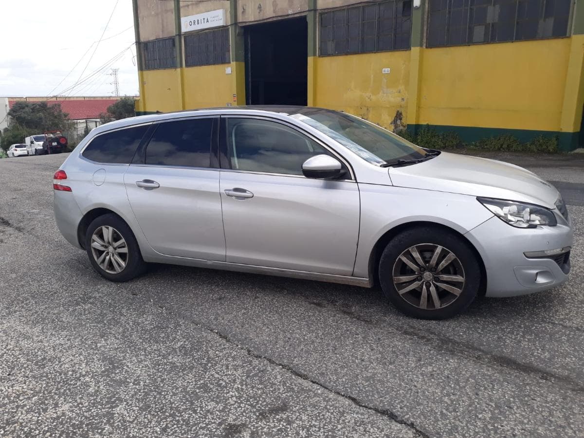 Peugeot 308 SW 1.6 BlueHDI · Ano 2014 — imagen 5