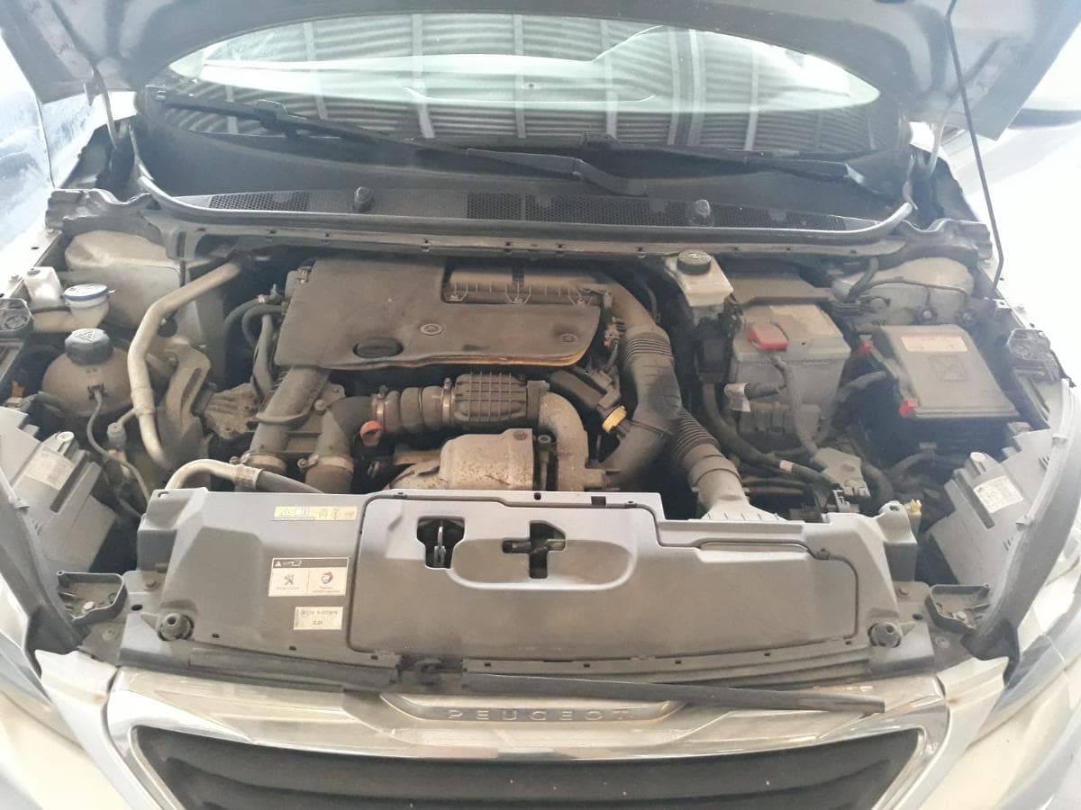 Peugeot 308 SW 1.6 BlueHDI · Ano 2014 — imagen 4