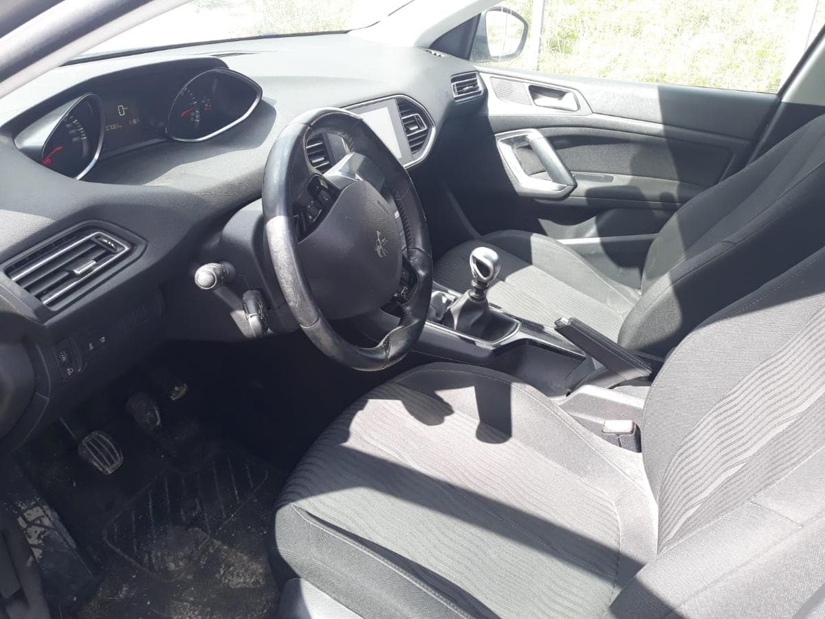 Peugeot 308 SW 1.6 BlueHDI · Ano 2014 — imagen 9