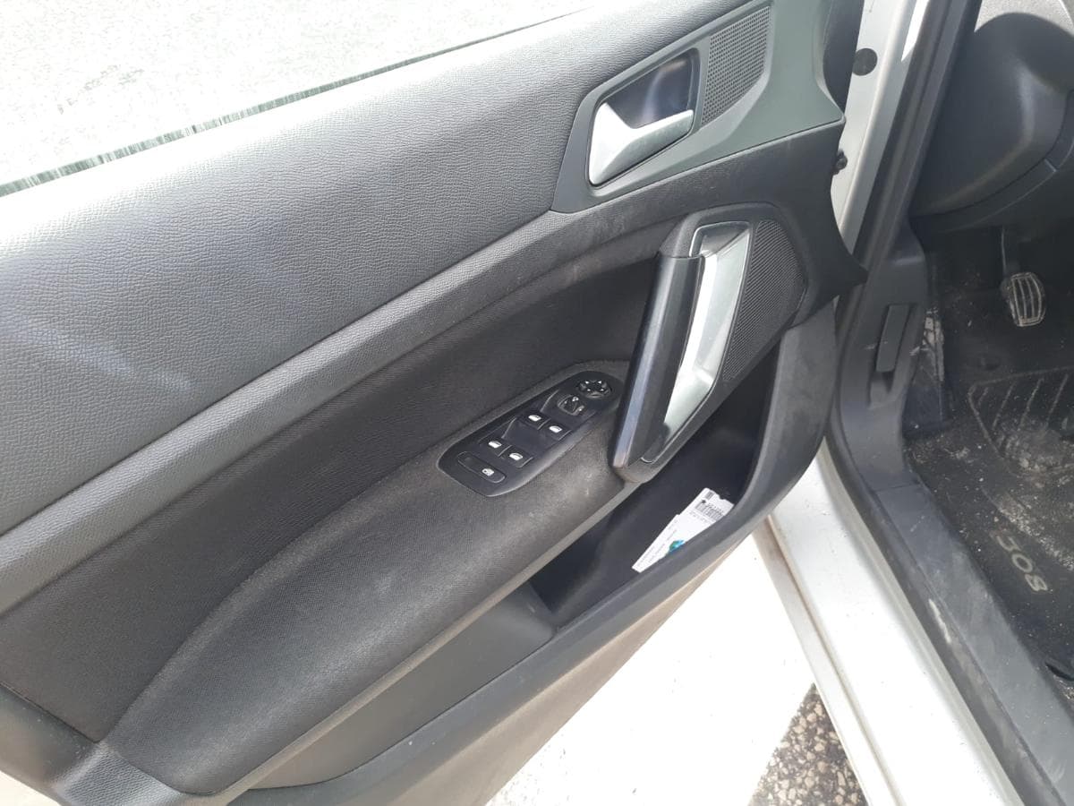 Peugeot 308 SW 1.6 BlueHDI · Ano 2014 — imagen 12