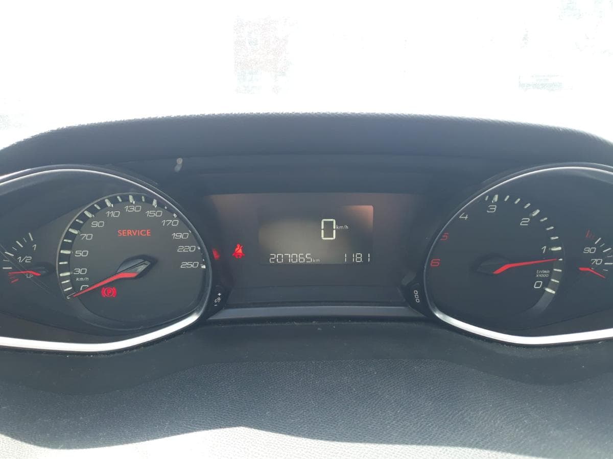 Peugeot 308 SW 1.6 BlueHDI · Ano 2014 — imagen 14