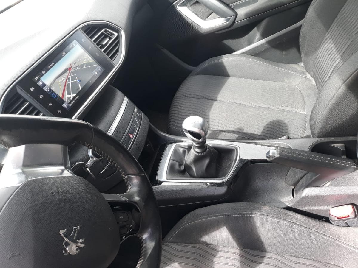 Peugeot 308 SW 1.6 BlueHDI · Ano 2014 — imagen 19