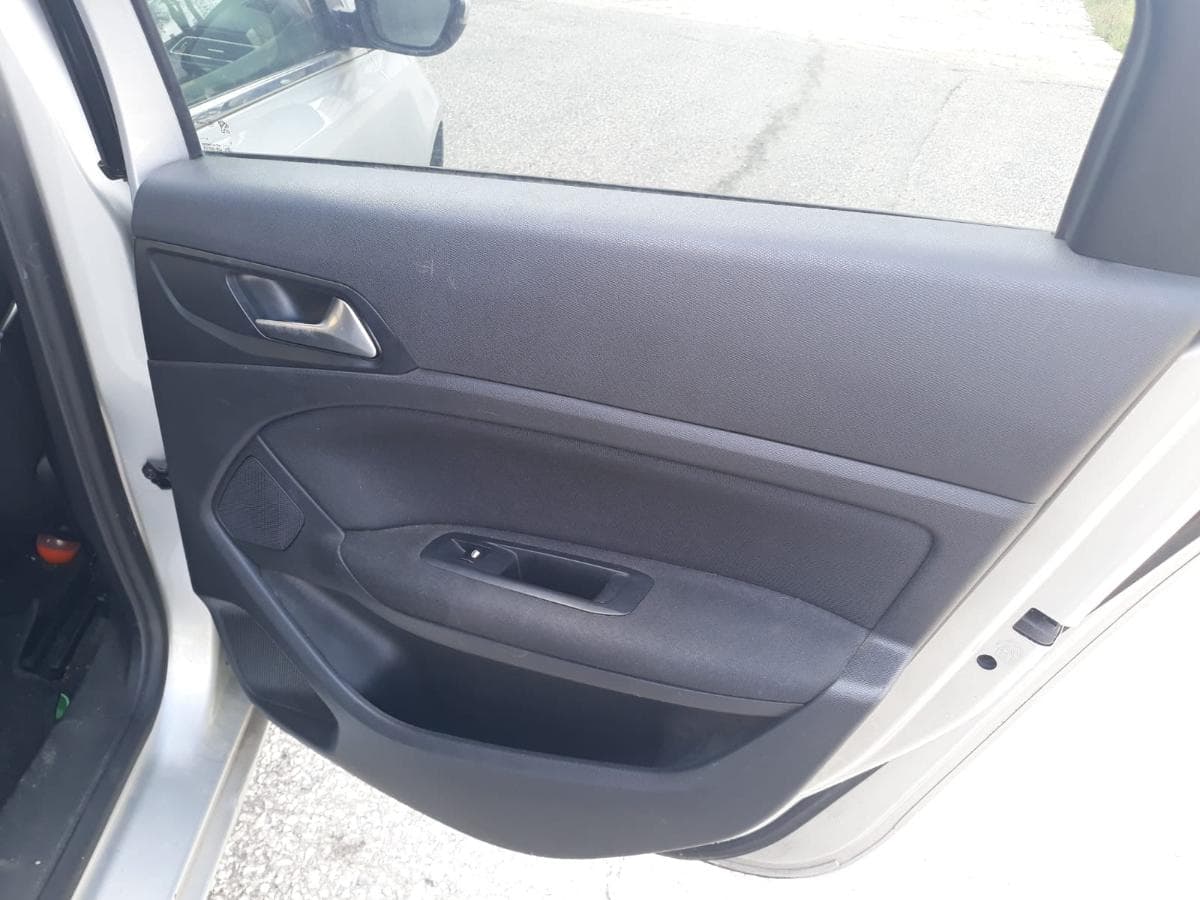 Peugeot 308 SW 1.6 BlueHDI · Ano 2014 — imagen 22