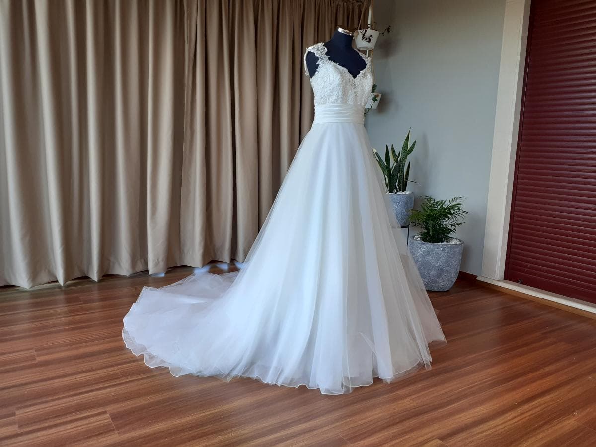 Grande Leilão de Vestidos de Noiva e Cerimónia — image 44
