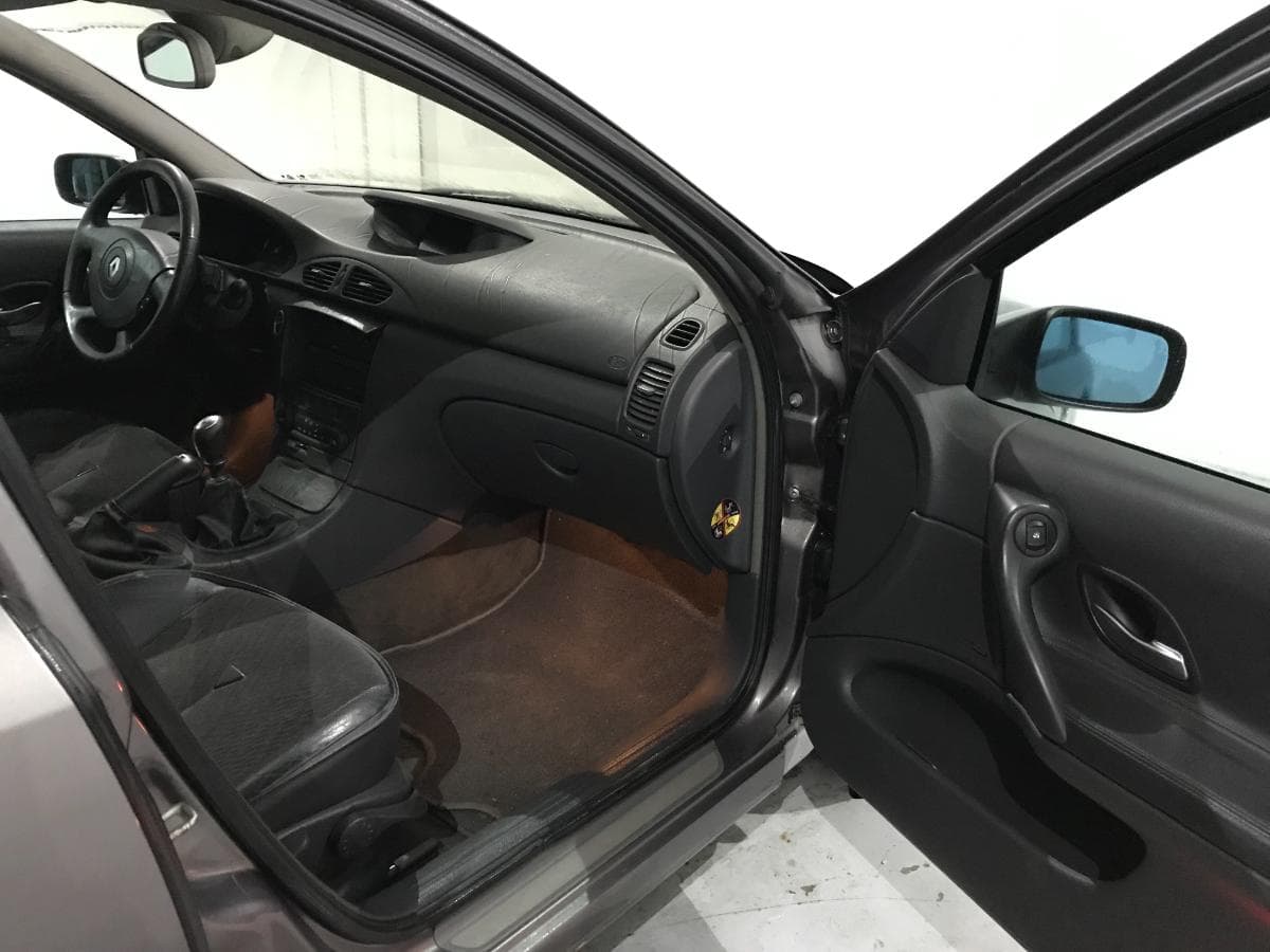 Renault Laguna 1.9 DCI · Año 2004 — imagen 35