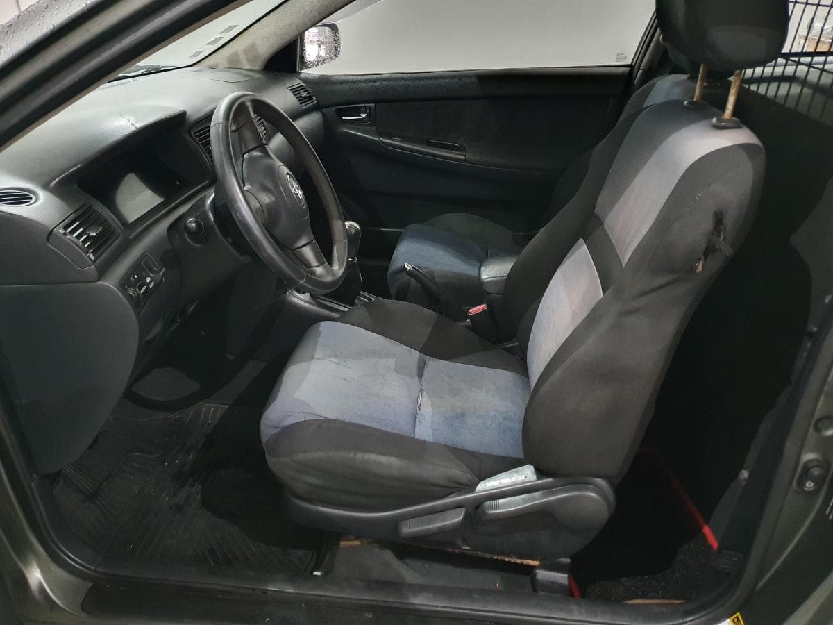 Toyota Corolla 1.4D · Ano 2004 — image 21