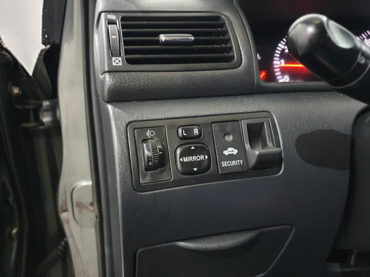 Toyota Corolla 1.4D · Ano 2004 — image 32