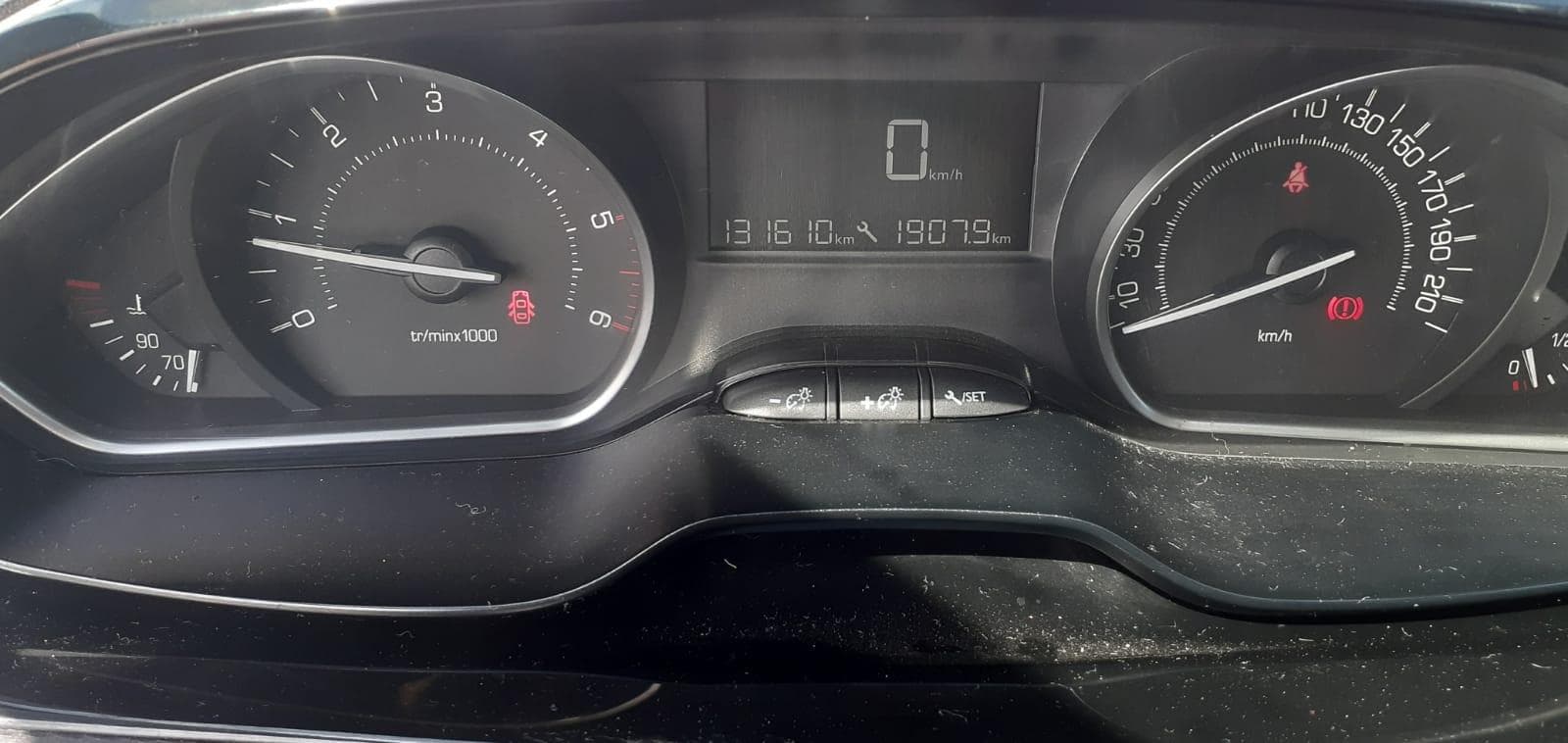 Peugeot 208 1.6 HDI · Ano 2016 — image 13