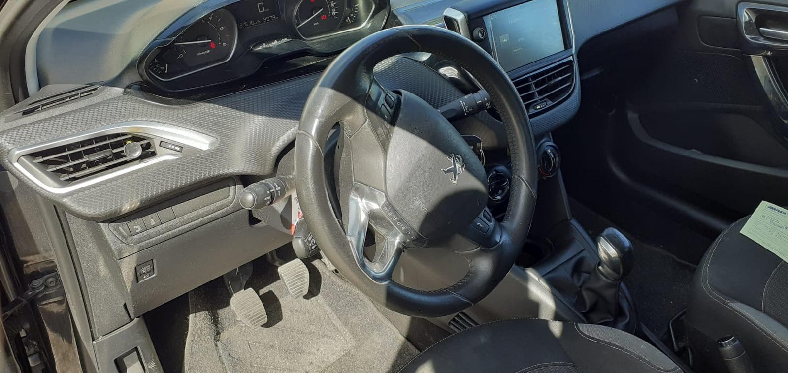 Peugeot 208 1.6 HDI · Ano 2016 — image 17
