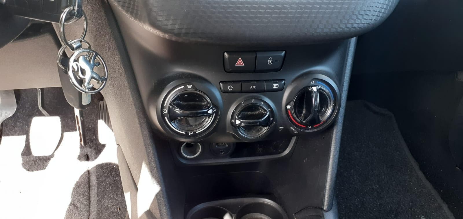 Peugeot 208 1.6 HDI · Ano 2016 — image 21