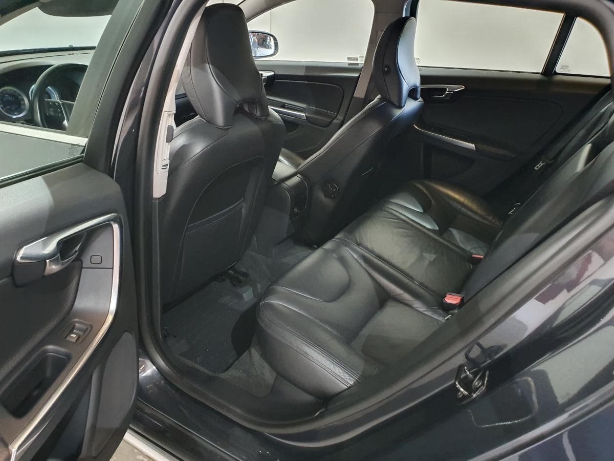Volvo V60 2.0 · Ano 2011 — imagen 17