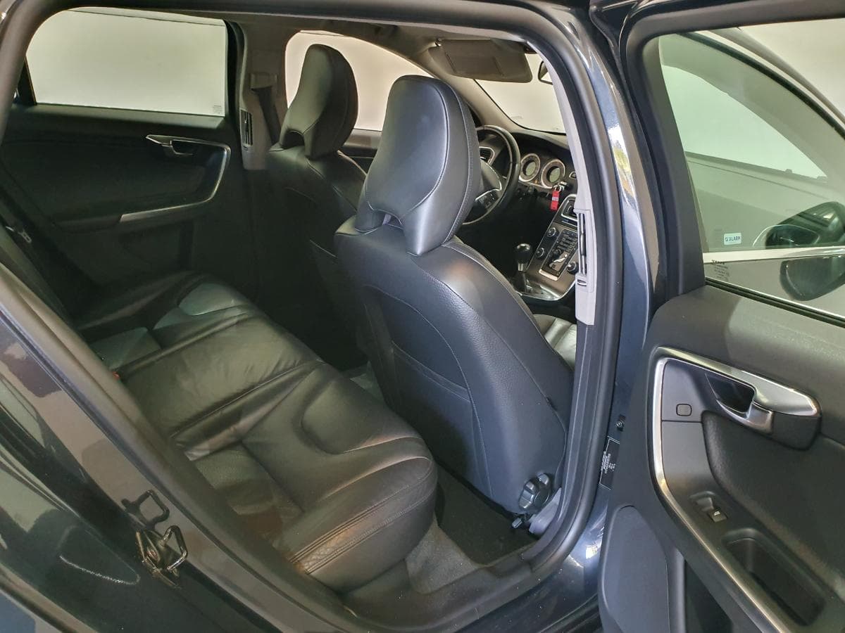 Volvo V60 2.0 · Ano 2011 — imagen 18