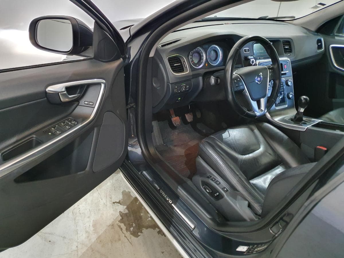 Volvo V60 2.0 · Ano 2011 — imagen 16
