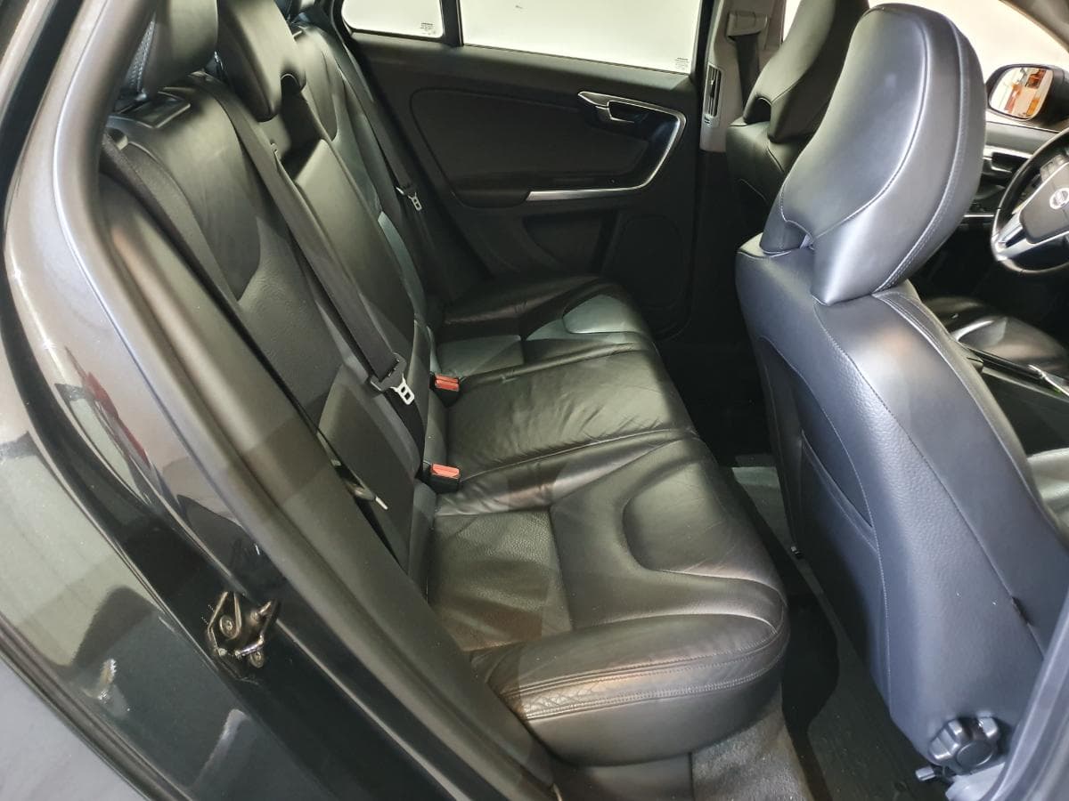 Volvo V60 2.0 · Ano 2011 — imagen 25