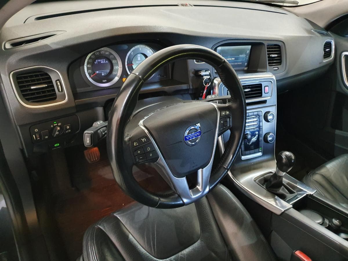 Volvo V60 2.0 · Ano 2011 — imagen 26