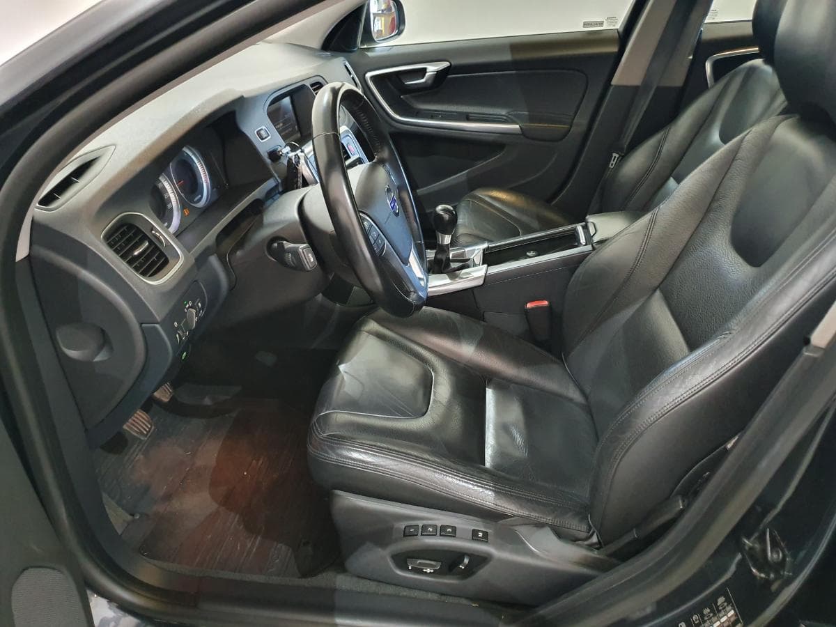 Volvo V60 2.0 · Ano 2011 — imagen 35