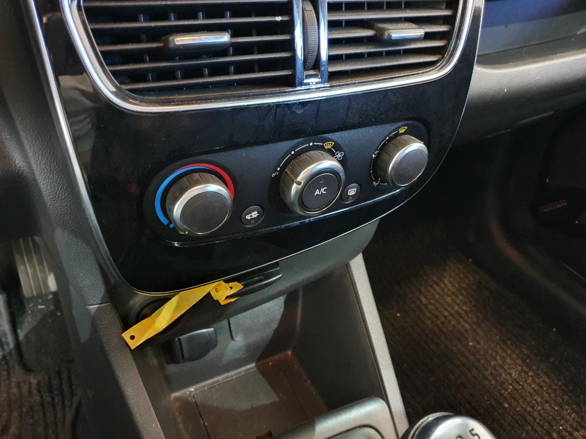 Renault Clio 1.5 DCI · Ano 2019 — image 31