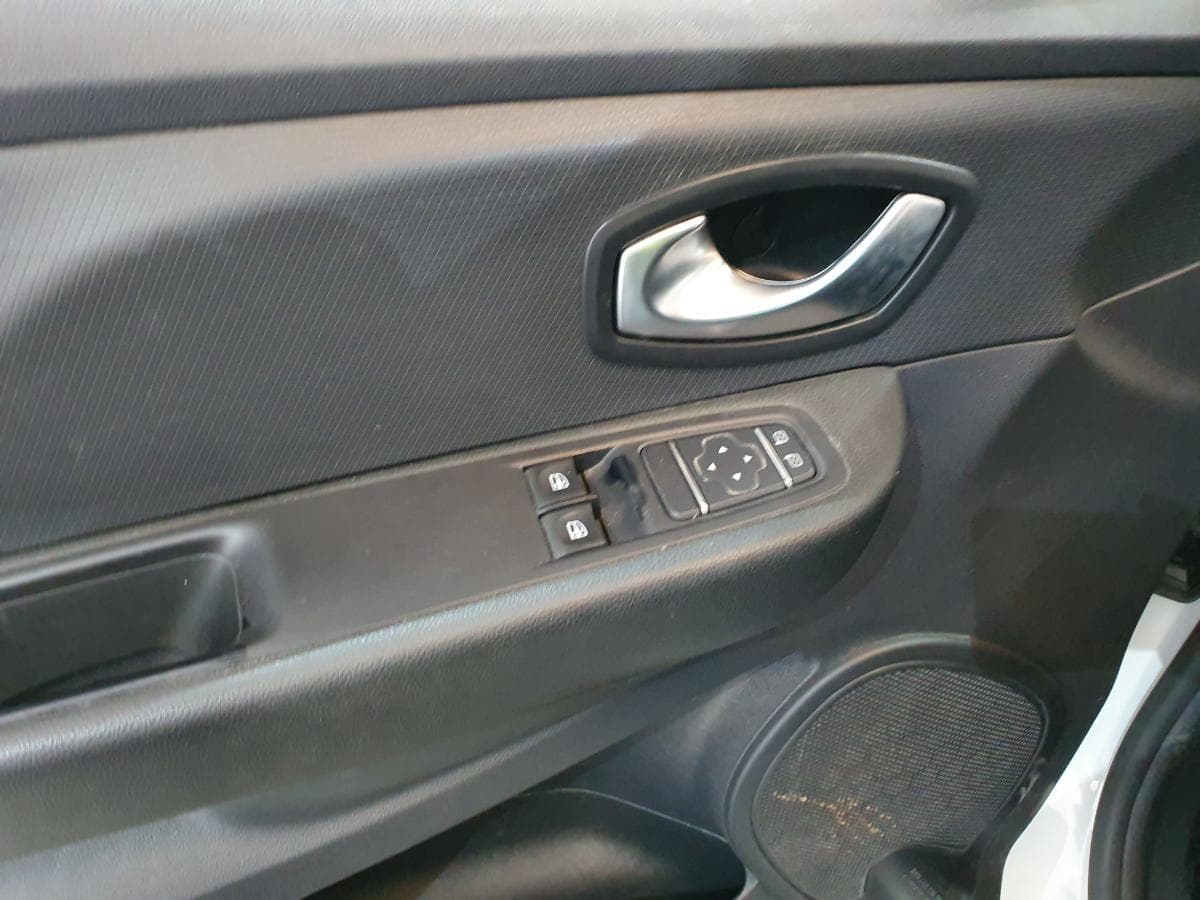 Renault Clio 1.5 DCI · Ano 2019 — image 33
