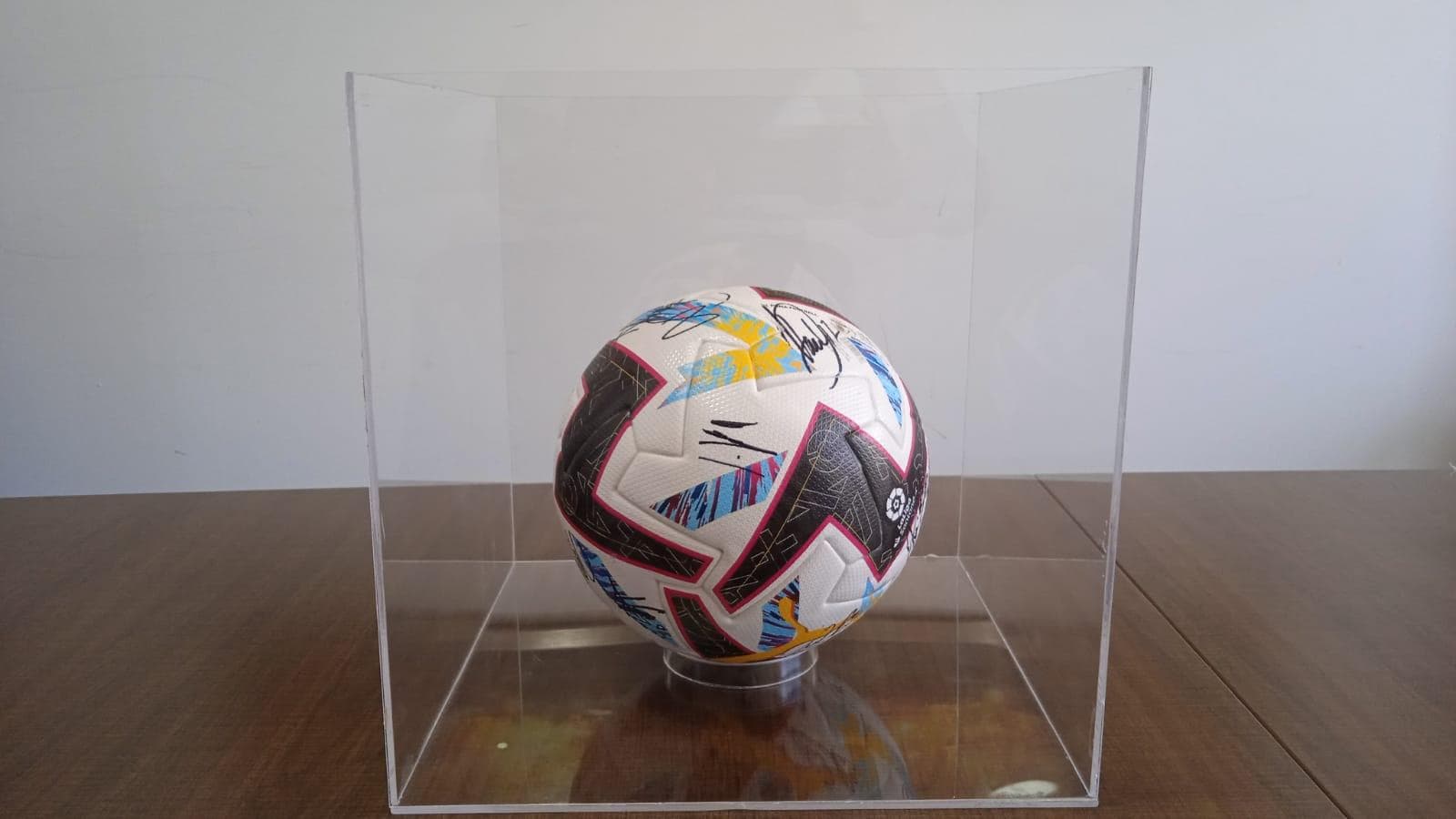 Bola Puma Orbita Assinada pelos Jogadores do Club Atlético de Madrid — imagen 4
