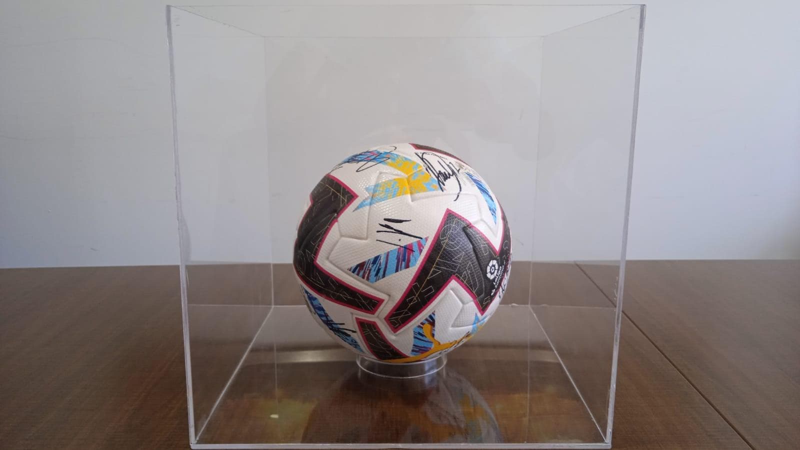 Bola Puma Orbita Assinada pelos Jogadores do Club Atlético de Madrid