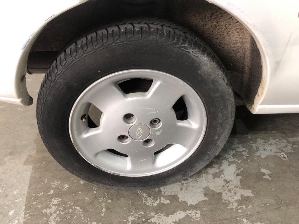 Ford Fiesta Van 1.8 · Ano 1999 — imagem 12