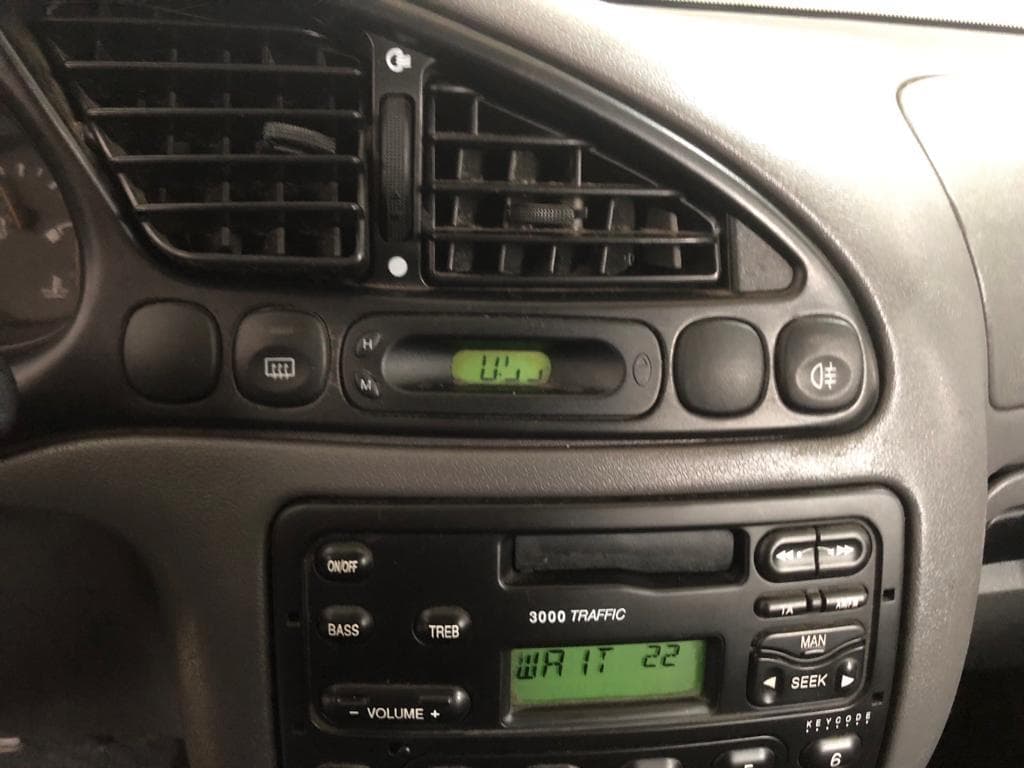 Ford Fiesta Van 1.8 · Ano 1999 — imagem 24