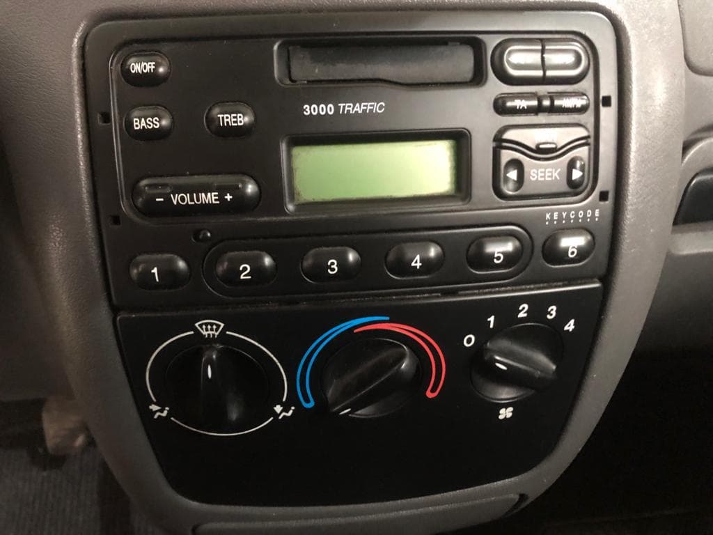 Ford Fiesta Van 1.8 · Ano 1999 — imagem 29
