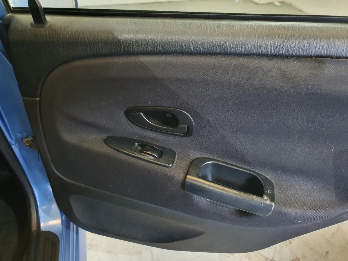 Mitsubishi Carisma 1.6 · Ano 2000 — imagen 27