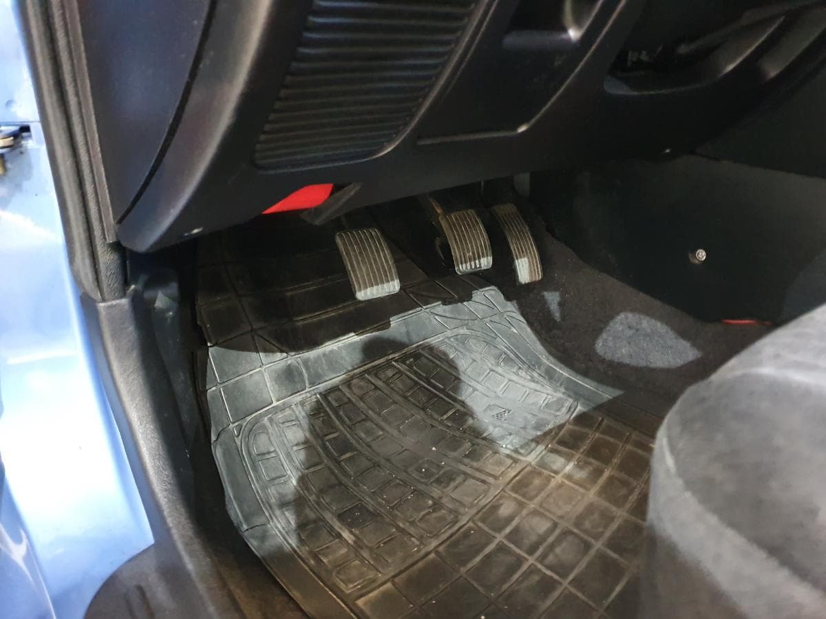 Mitsubishi Carisma 1.6 · Ano 2000 — imagen 34